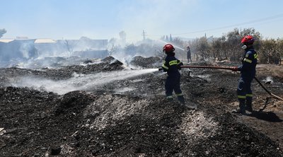 Αχαρνές: Υπό έλεγχο η πυρκαγιά σε επιχείρηση με παλέτες