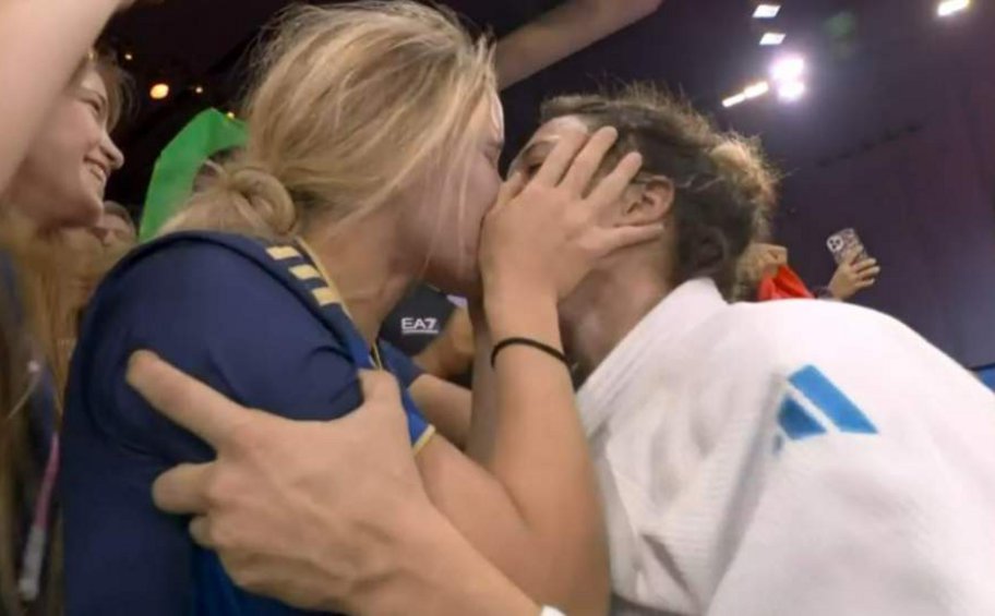 Ολυμπιακοί Αγώνες: Μπροστά στα μάτια της Μελόνι το φιλί της «χρυσής» Ιταλίδας τζουντόκα στη σύντροφό της