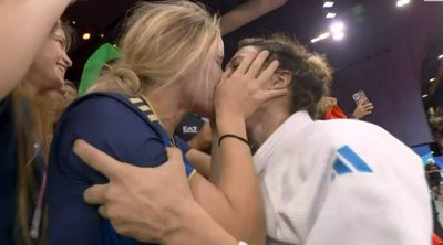 Ολυμπιακοί Αγώνες: Μπροστά στα μάτια της Μελόνι το φιλί της «χρυσής» Ιταλίδας τζουντόκα στη σύντροφό της