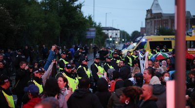 Λίβερπουλ: Ταραχές σε αντιμεταναστευτικές διαδηλώσεις 