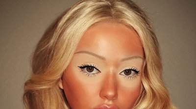 Fake Tan MakeUp: Τι είναι τα «σημάδια μαυρίσματος» του μακιγιάζ που κάνουν θραύση στο TikTok
