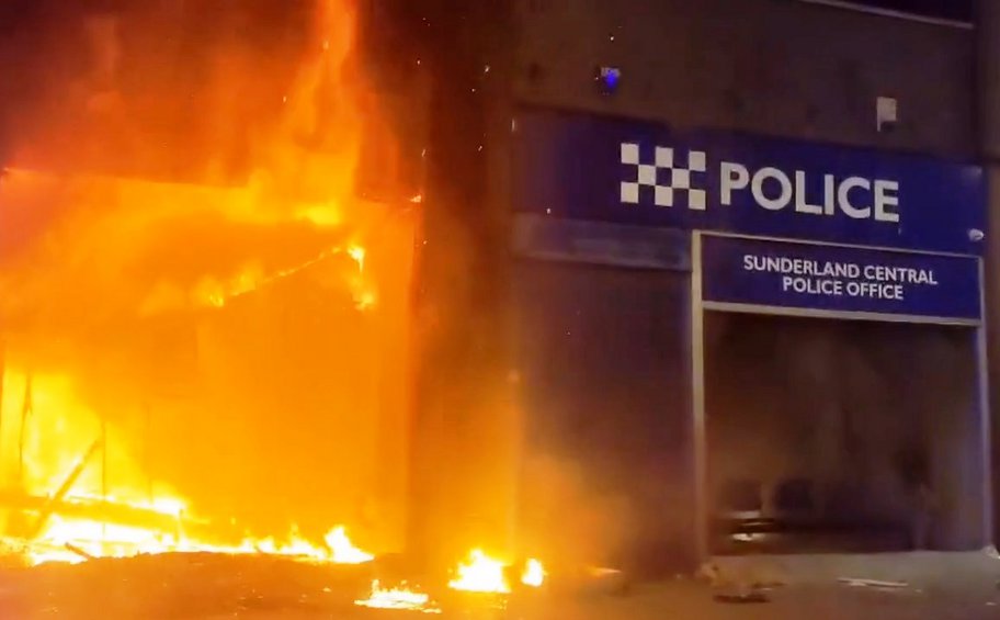 Βρετανία: Ταραχές στο Σάντερλαντ, συγκρούσεις διαδηλωτών με αστυνομικούς - Βίντεο
