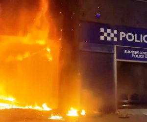 Δολοφονία κοριτσιών στη Βρετανία: Άγρια επεισόδια στο Σάντερλαντ - Έκαψαν αστυνομικό τμήμα - Βίντεο
