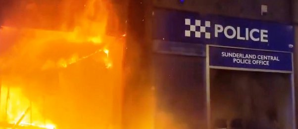 Δολοφονία κοριτσιών στη Βρετανία: Άγρια επεισόδια στο Σάντερλαντ - Έκαψαν αστυνομικό τμήμα - Βίντεο