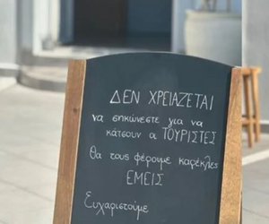 «Δεν χρειάζεται να σηκώνεστε...»: Το μήνυμα που στέλνει κατάστημα στη Σαντορίνη για τον υπερτουρισμό