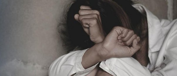 Φρίκη στην Καλαμάτα: Γυναίκα κατήγγειλε τον αδερφό της για βιασμό - Kάλεσε τις Αρχές μέσω του 112
