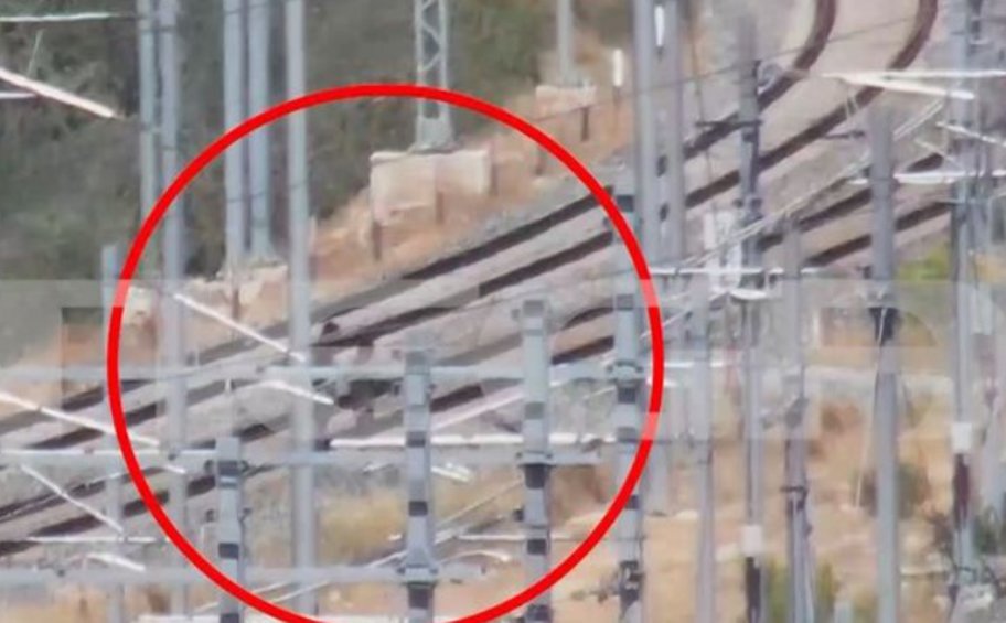 Ελευσίνα: Επιτήδειοι προσπαθούν να αρπάξουν το χαλκό από γραμμές τρένου – Βίντεο ντοκουμέντο
