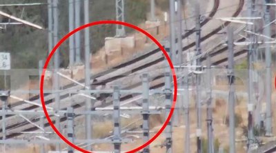 Ελευσίνα: Επιτήδειοι προσπαθούν να αρπάξουν το χαλκό από γραμμές τρένου – Βίντεο ντοκουμέντο
