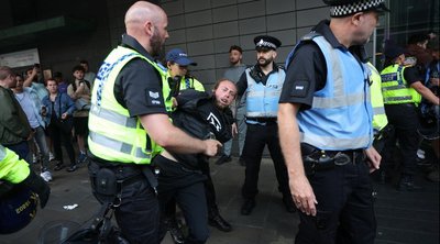 Βρετανία: Τουλάχιστον 90 άνθρωποι συνελήφθησαν μετά τις ταραχές σε αντιμεταναστευτικές διαδηλώσεις