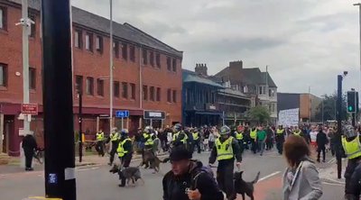 Βίαιες ταραχές σε πόλεις της Αγγλίας όπου συνεχίζονται οι αντιμεταναστευτικές διαδηλώσεις