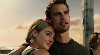 Theo James: Ένας… Βρετανός με ελληνική καταγωγή που ανεβάζει τη θερμοκρασία στις οθόνες μας