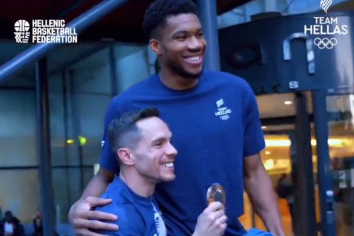 Ολυμπιακοί Αγώνες: Οι αγκαλιές του Πετρούνια με τα μέλη της Εθνικής ομάδας μπάσκετ – ΒΙΝΤΕΟ