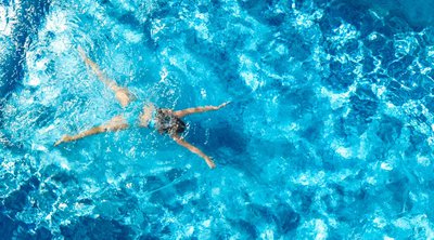 Κολύμβηση: Πόσες θερμίδες καίτε όταν κολυμπάτε και 5 τρόποι για να τις αυξήσετε