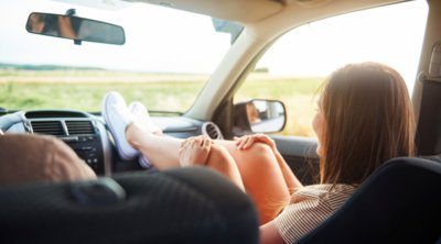 Γιατί δεν πρέπει ποτέ να βάζετε τα πόδια σας στο ταμπλό του αυτοκινήτου