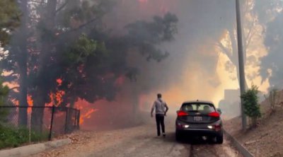 ΗΠΑ: Μαίνονται οι πυρκαγιές στην Καλιφόρνια - Κάηκαν σπίτια στην κομητεία Σαν Μπερναντίνο