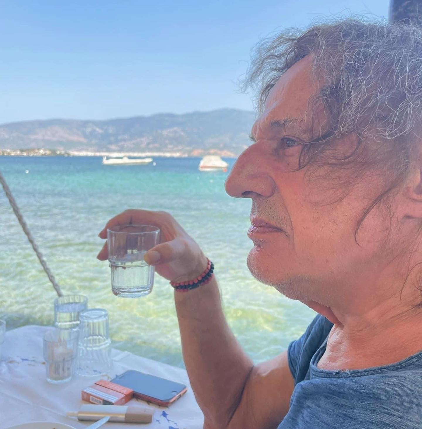 Βασίλης Παπακωνσταντίνου: Έπεσε από τη σκηνή ενώ χόρευε ζεϊμπέκικο – BINTEO