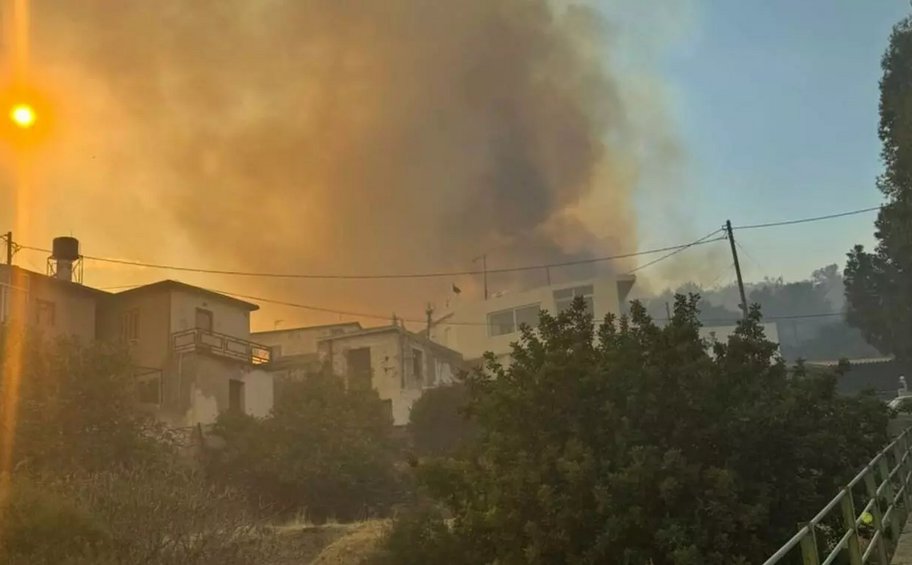 Πύρινο μέτωπο στο νότιο Ρέθυμνο - Εκκενώθηκε η Αγία Παρασκευή