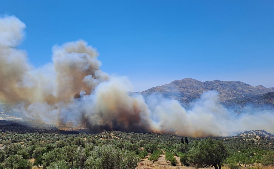 Ρέθυμνο: Μαίνεται το πύρινο μέτωπο – Νέα μηνύματα από το 112 - Eκκενώσεις οικισμών
