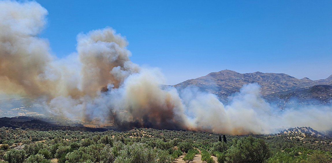 Ρέθυμνο: Μαίνεται το πύρινο μέτωπο – Νέα μηνύματα από το 112 - Eκκενώσεις οικισμών
