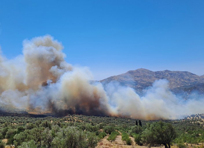 Ρέθυμνο: Μαίνεται το πύρινο μέτωπο – Νέα μηνύματα από το 112 - Eκκενώσεις οικισμών
