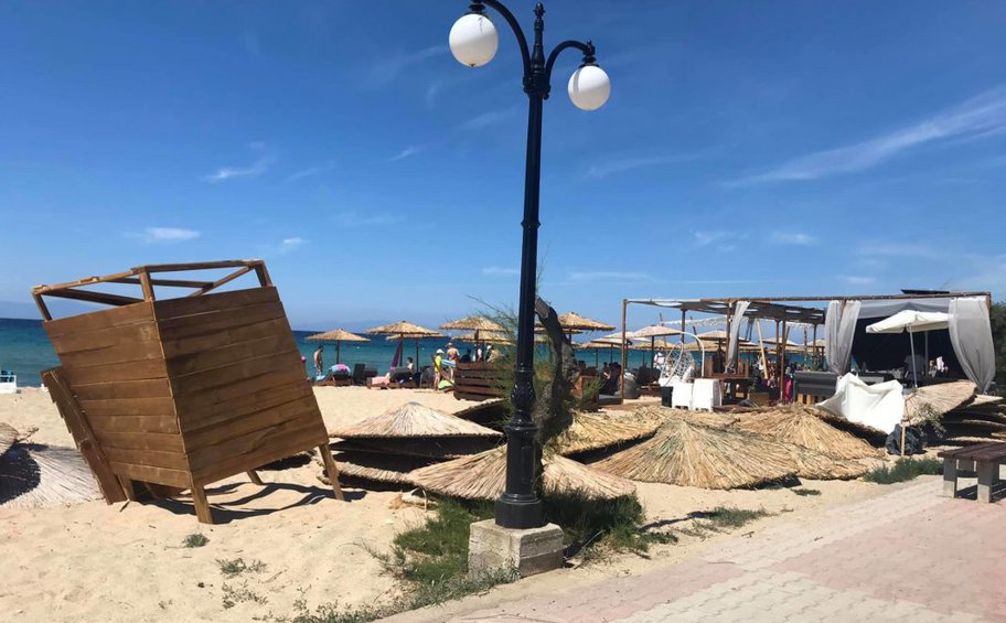 Χαλκιδική: Ανεμοστρόβιλος αναστάτωσε beach bar ξηλώνοντας ομπρέλες - ΒΙΝΤΕΟ