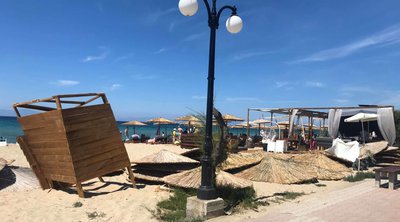 Χαλκιδική: Ανεμοστρόβιλος αναστάτωσε beach bar ξηλώνοντας ομπρέλες - ΒΙΝΤΕΟ