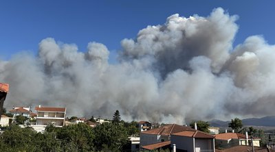 Μαίνεται η φωτιά στο Βαρνάβα: Ζημιές σε πολλά σπίτια – Mηνύματα του 112 για εκκενώσεις