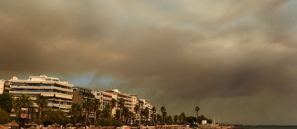 Φωτιά στον Βαρνάβα: Καπνοί και στάχτες σκέπασαν την Αττική
