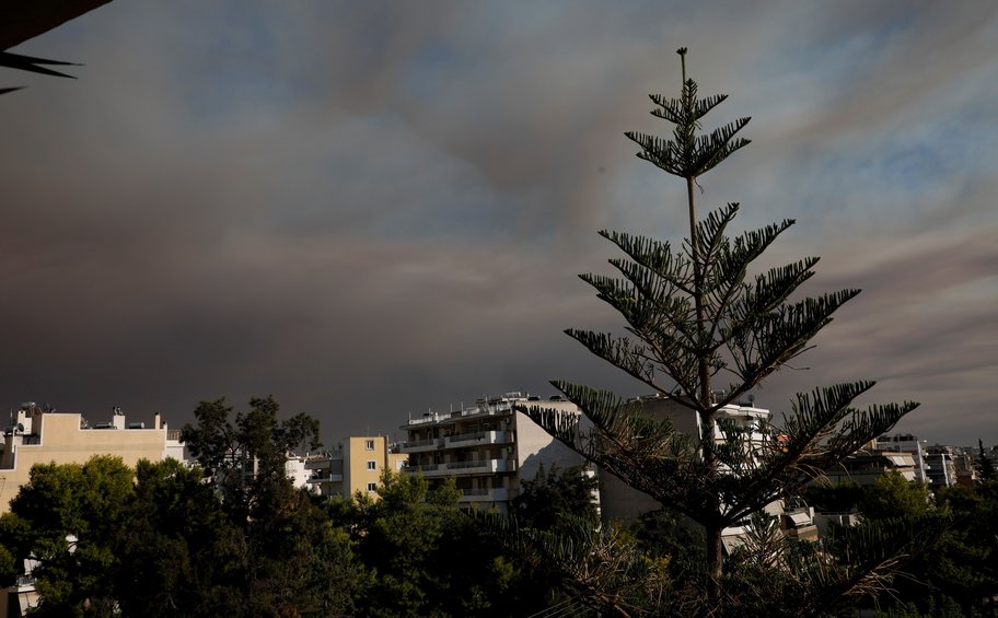 Φωτιά στον Βαρνάβα: Επιχείρηση απεγκλωβισμού 25 ατόμων από την ΟΠΚΕ - ΒΙΝΤΕΟ