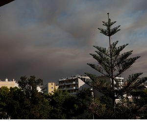 Φωτιά στον Βαρνάβα: Επιχείρηση απεγκλωβισμού 25 ατόμων από την ΟΠΚΕ - ΒΙΝΤΕΟ