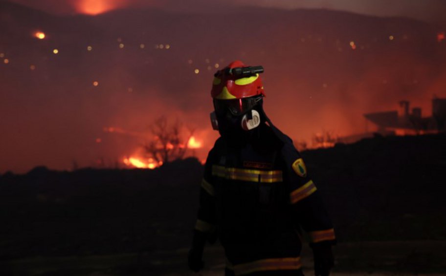 Ολονύχτια μάχη με τις φλόγες στη ΒΑ Αττική