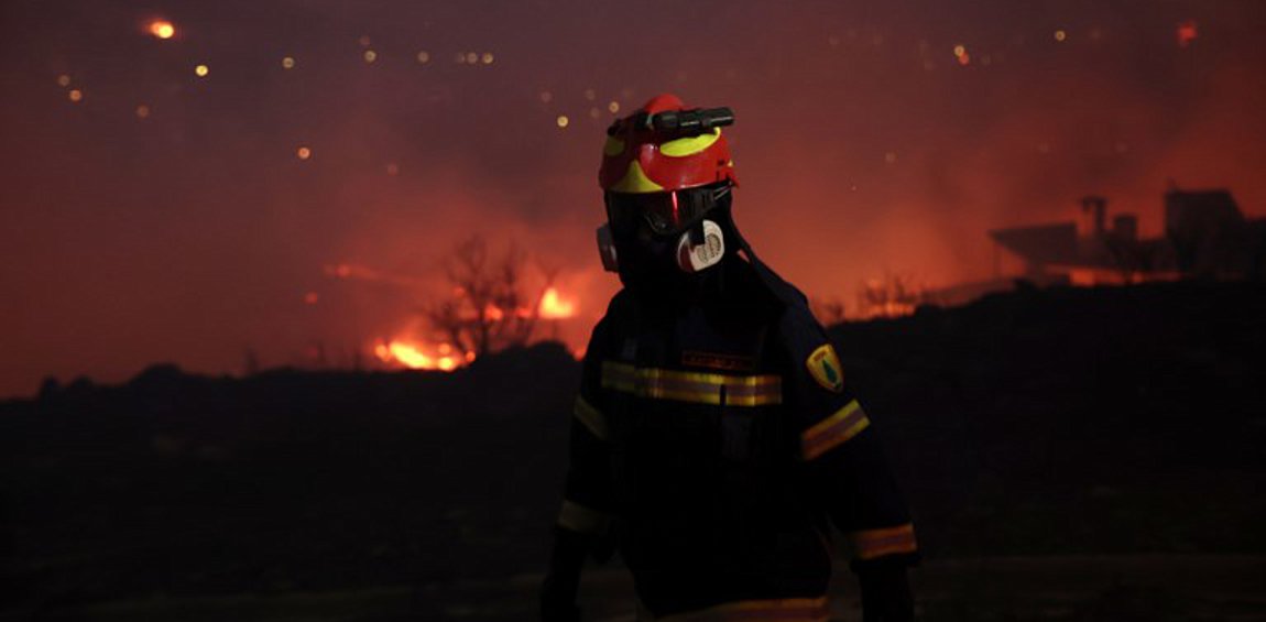 Ολονύχτια μάχη με τις φλόγες στη ΒΑ Αττική