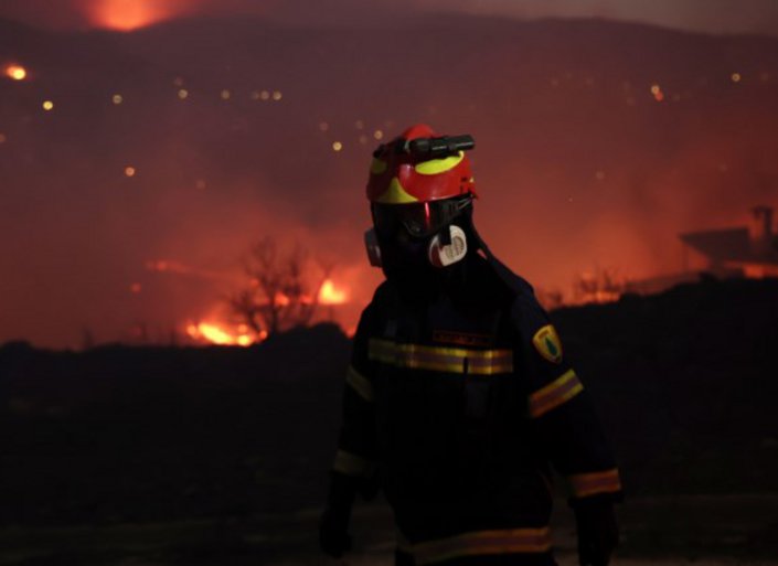 Ολονύχτια μάχη με τις φλόγες στη ΒΑ Αττική