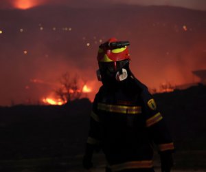 Ολονύχτια μάχη με τις φλόγες στη ΒΑ Αττική