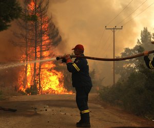 Καιρός: Σε «κόκκινο» συναγερμό για φωτιές όλη η χώρα - Φόβοι ακόμα και για mega fires 