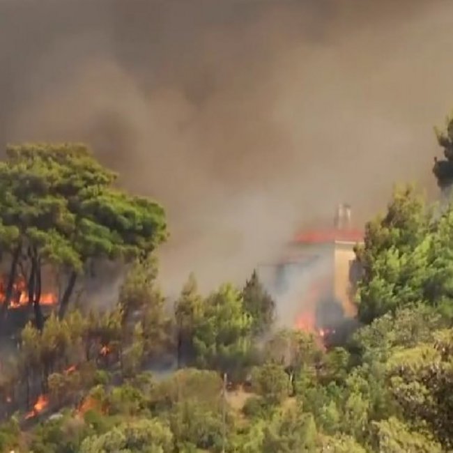 Πυρκαγιές: Ανεξέλεγκτη η φωτιά στο Βαρνάβα - Πού αλλού υπάρχουν ενεργά μέτωπα 