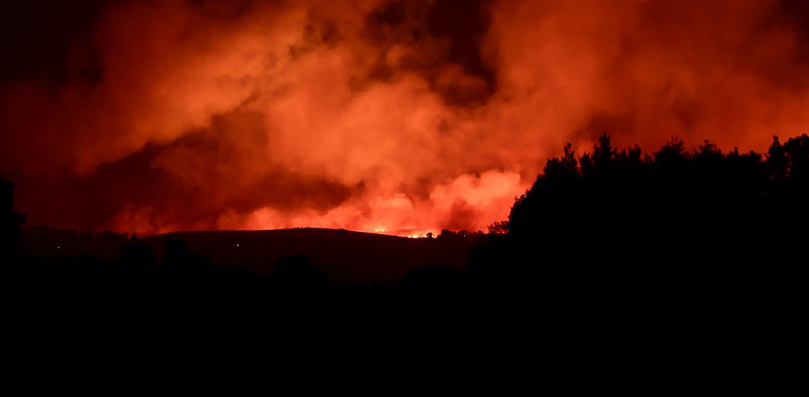 Φωτιά στην Αττική: Δίχως ενιαίο μέτωπο άλλα με πολλές ενεργές εστίες