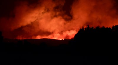 Φωτιά στην Αττική: Δίχως ενιαίο μέτωπο άλλα με πολλές ενεργές εστίες