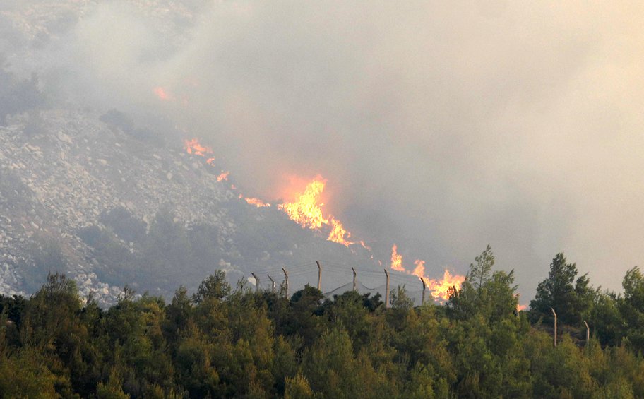 Φωτιά στην Αττική: Καίγονται ακόμα σπίτια στον Βαρνάβα - Τι λέει ο πρόεδρος της κοινότητας