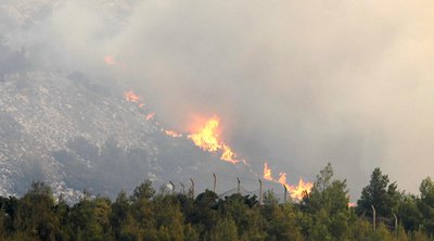 Φωτιά στην Αττική: Καίγονται ακόμα σπίτια στον Βαρνάβα - Τι λέει ο πρόεδρος της κοινότητας