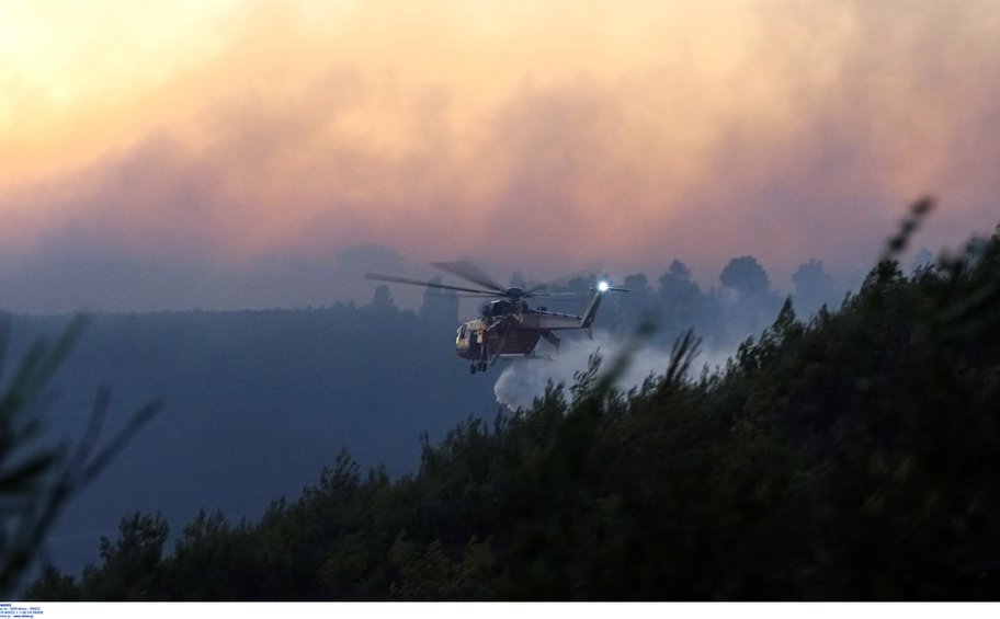 Ανεξέλεγκτη η φωτιά στη ΒΑ Αττική - Σε Καλλιτεχνούπολη και Γραμματικό τα πιο επικίνδυνα μέτωπα