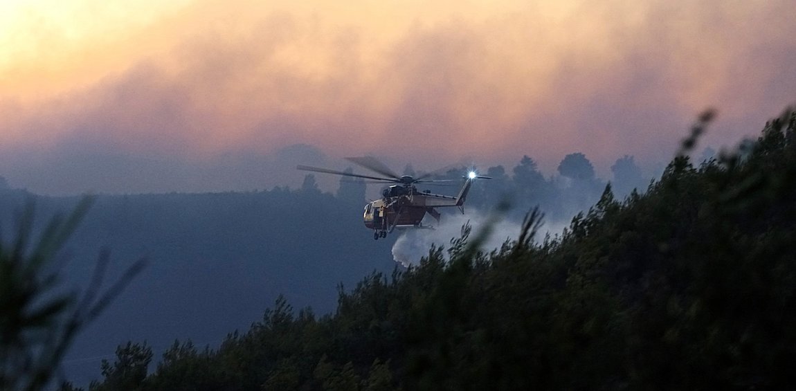 Ανεξέλεγκτη η φωτιά στη ΒΑ Αττική - Σε Καλλιτεχνούπολη και Γραμματικό τα πιο επικίνδυνα μέτωπα