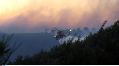 Πύρινη κόλαση στη βορειοανατολική Αττική - Μπαράζ εκκενώσεων και αναζωπυρώσεις 