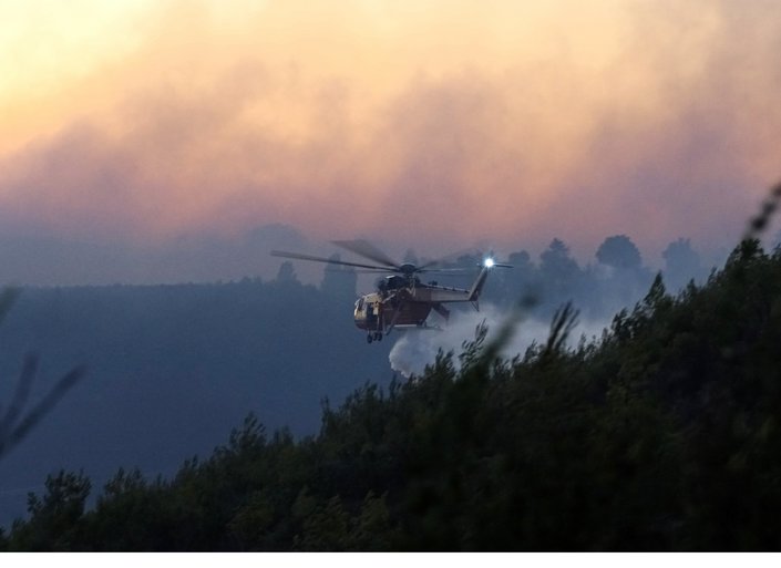 Ανεξέλεγκτη η φωτιά στη ΒΑ Αττική - Σε Καλλιτεχνούπολη και Γραμματικό τα πιο επικίνδυνα μέτωπα