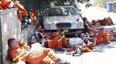 Φωτιά στην Αττική: Συγκλονιστικές εικόνες με εξαντλημένους πυροσβέστες