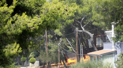 Φωτιά στην Αττική: Απομακρύνθηκαν ασυνόδευτοι ανήλικοι λόγω των πυρκαγιών από τη δομή της Πεντέλης