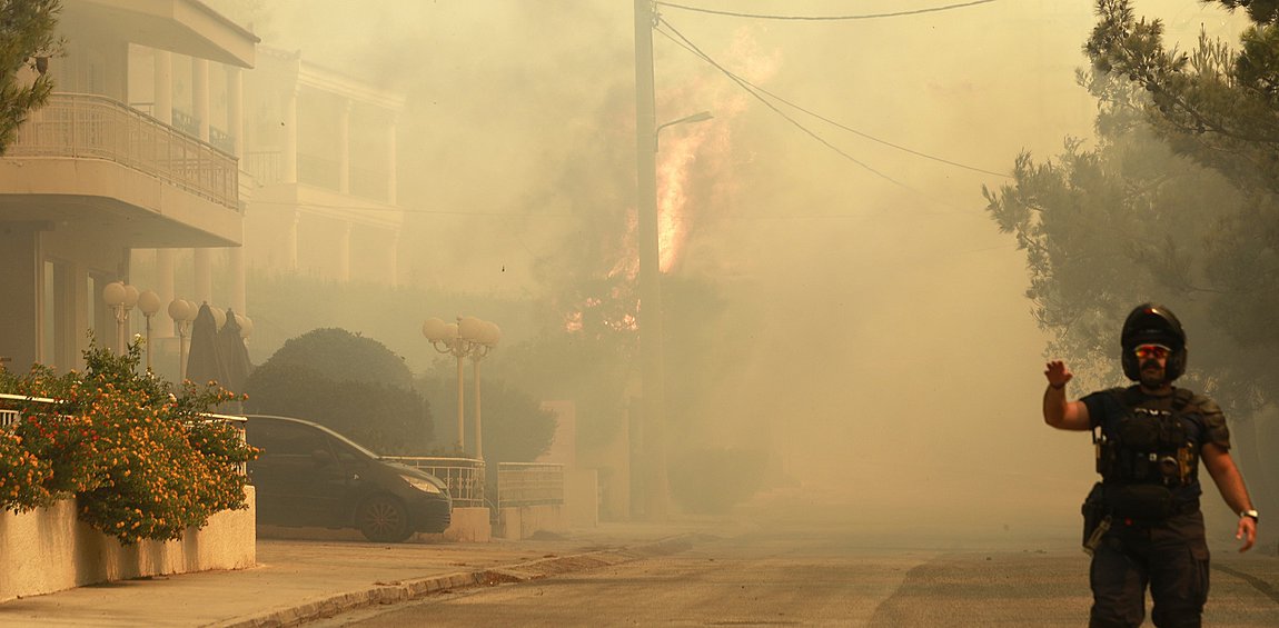 Πύρινος εφιάλτης στην Αττική: Οι φλόγες στη Νέα Πεντέλη - Εκκενώνεται το «Αμαλία Φλέμινγκ»