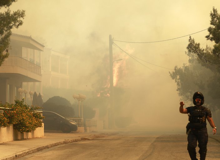 Πύρινος εφιάλτης στην Αττική: Οι φλόγες στη Νέα Πεντέλη - Εκκενώνεται το «Αμαλία Φλέμινγκ»