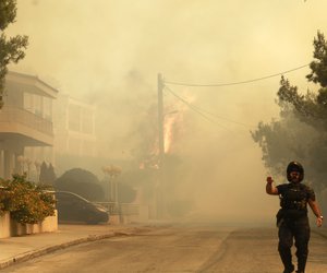 Πύρινος εφιάλτης στην Αττική: Οι φλόγες στη Νέα Πεντέλη - Εκκενώνεται το «Αμαλία Φλέμινγκ»