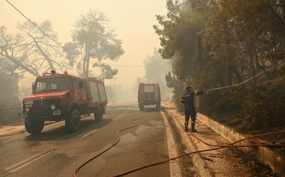 Φωτιά στην Aττική: Πότε αναμένεται εξασθένηση των ανέμων 